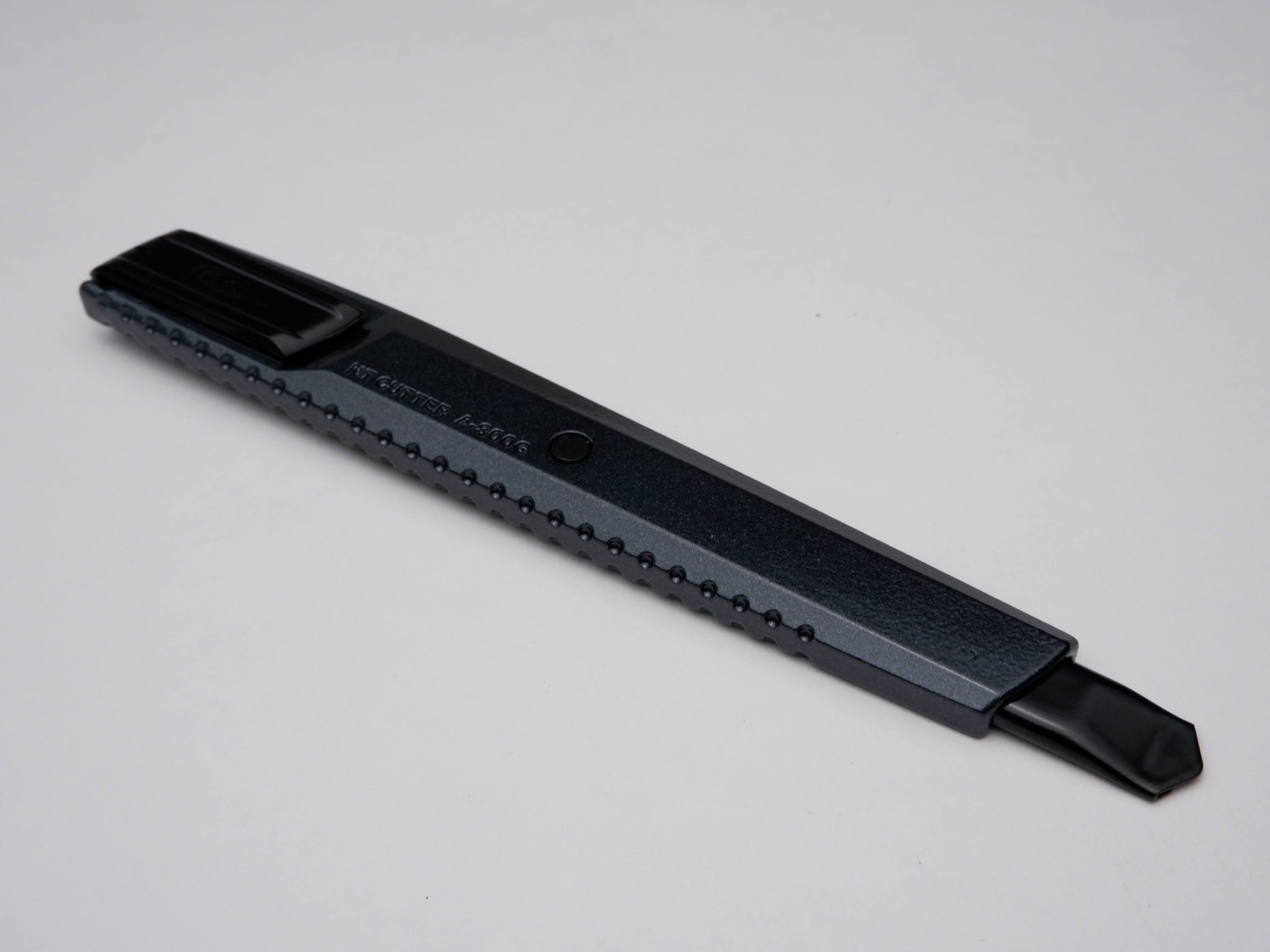  NT Cutter Premium Evolution PMG series Aluminum Die-Cast Grip  Auto-Lock Utility Knife, With 30-Degree Extra Sharp Black Blade (PMGA-EVO2)  : Tools & Home Improvement